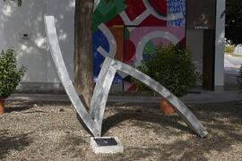 Escultura "Zigzag en aluminio", de Robert Harding. Contenedor Cultural. Campus de Teatinos. Enero de 2022