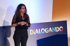 Intérprete de signos. Conferencia "Dialogando" con Clara Grima. Escuela de Ingenierías Industriales de la Universidad de Málaga. Mayo de 2024
