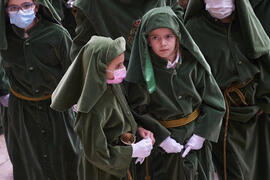 Niñas de penitente en el acto de la Hermandad de los Estudiantes en la Catedral. Plaza del Obispo, Málaga. Abril de 2022