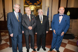 Foto de grupo tras el nombramiento de Eugenio Chicano como miembro de la Real Academia de Bellas Artes de San Telmo. Salón de los Espejos, Ayuntamiento de Málaga. Septiembre de 2016
