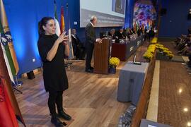 Intérprete de signos. Entrega de la Medalla de Oro de la Universidad de Málaga al Ayuntamiento de la capital. Paraninfo. Noviembre de 2023