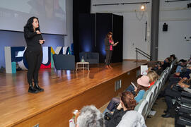 María Isabel Hombrados presenta la conferencia "Dialogando" con Raquel Haro. Facultad de Psicología y Logopedia de la Universidad de Málaga. Febrero de 2022
