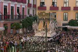 Trono de Ntra. Sra. de Gracia y Esperanza. Acto de la Hermandad de los Estudiantes en la Catedral. Plaza del Obispo, Málaga. Abril de 2019