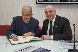 Juan Ramón Cuadrado Roura firma el libro de visitas de la Facultad de Económicas tras la presentación del libro "50 años de doctores Honoris Causa por la Universidad de Málaga". Facultad de Ciencias Económicas y Empresariales. Febrero de 2024