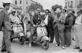 Málaga. Ganador de la V Gran Prueba de Regularidad Vespa junto a diferentes personalidades. Junio de 1963
