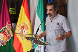 Intervención de Ángel Idígoras en la inauguración de su mural en la Facultad de Ciencias Económicas y Empresariales de la Universidad de Málaga. Campus de El Ejido. Junio de 2022