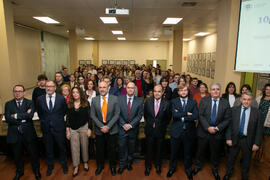 Foto de grupo previa al III Encuentro "10Graduadxs10". Facultad de Ciencias Económicas y Empresariales. Noviembre de 2019