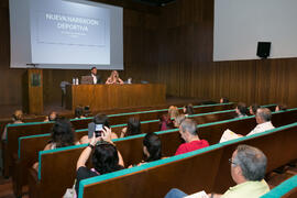 María Jesús Fernández presenta la ponencia de Antonio Esteva sobre periodismo deportivo. Curso "Información y Comunicación". Cursos de Verano de la Universidad de Málaga. Ronda. Julio de 2018