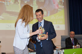 Entrega de premio "Cima-Un estilo de vida" a Roberto Sánchez Benítez. 6º Congreso Internacional de Actividad Física Deportiva para Mayores. Escuela Técnica Superior de Ingeniería de Telecomunicaciones y de Informática. Marzo de 2015