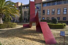 Escultura "6+1", de José Ignacio Díaz de Rábago. Facultad de Ciencias de la Educación y Psicología. Campus de Teatinos. Enero de 2022