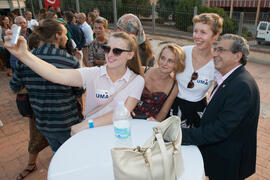 José Ángel Narváez posando con alumnas. Bienvenida a los alumnos de intercambio internacional de la Universidad de Málaga. Jardín botánico. Octubre de 2016