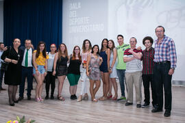 Foto de grupo tras la Gala del Deporte Universitario 2018. Escuela Técnica Superior de Ingeniería de Telecomunicaciones. Junio de 2018