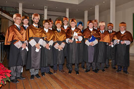 Fotografía de grupo tras la investidura como Doctor "Honoris Causa" de D. Javier Aracil Santonja por la Escuela Técnica Superior de Ingeniería Industrial de la Universidad de Málaga. Rectorado. Diciembre de 2013
