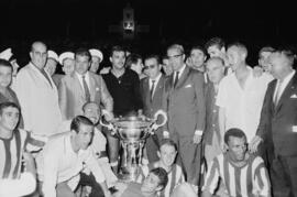 Málaga. Trofeo Costa del Sol. Entrega de la copa al FC Málaga. Estadio de la Rosaleda. Agosto de 1963