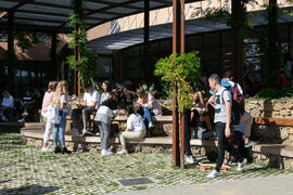 Alumnas y alumnos en la nueva "Isla Verde" de la Universidad de Málaga. Facultad de Ciencias de la Comunicación y Turismo. Octubre de 2019