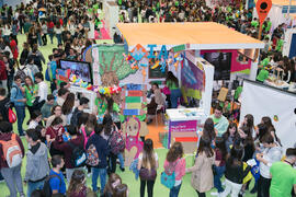 Estand del Centro de Magisterio María Inmaculada. Jornadas de Puertas Abiertas de la Universidad de Málaga. Complejo Polideportivo Universitario. Abril de 2018