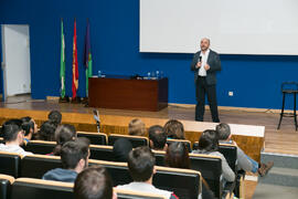 Eugenio José Luque presenta la conferencia de David Meca "Gestión del talento". Seminario "Emprende 21". Paraninfo. Noviembre de 2017