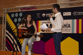 Guillermo Villalobos y cantautora en el III Certamen de Cantautores Destino UMA. Jornadas de Puertas Abiertas de la Universidad de Málaga. Complejo Polideportivo Universitario. Abril de 2015
