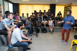 Nacho Muñoz presenta la actividad a los participantes en el Spin-Off Scape. Edificio "The Green Ray". Septiembre de 2016