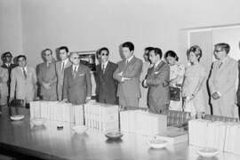 Málaga. En presencia del Rector de la Universidad de Granada, Federico Mayor Zaragoza, entrega libros de la Facultad. Julio, 1971.