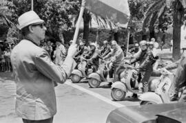 Málaga. Participantes de la V Gran Prueba de Regularidad Vespa desde el área de salida. Junio de 1963