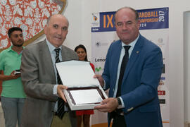 Pedro Montiel y Manuel Jesús Barón. Cena de gala con motivo del Campeonato Europeo Universitario de Balonmano. Antequera. Julio de 2017