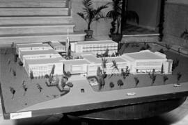 Presentación de la maqueta de la nueva Facultad  de Ciencias Políticas, Económicas y Comerciales en el edificio de la antigua Audiencia Provincial. Abril de 1965. Málaga (España). Reportaje