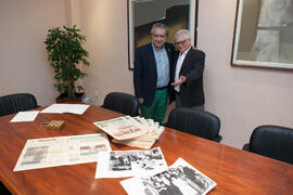 Juan de Dios Mellado y José Ángel Narváez. Firma del convenio para la donación del archivo fotográfico y la colección completa del Diario 16. Facultad de Ciencias Económicas y Empresariales. Marzo de 2015