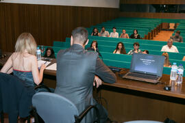 María Jesús Fernández presenta la ponencia de Antonio Esteva sobre periodismo deportivo. Curso "Información y Comunicación". Cursos de Verano de la Universidad de Málaga. Ronda. Julio de 2018