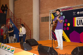 Concierto del III Certamen de Cantautores Destino UMA. Jornadas de Puertas Abiertas de la Universidad de Málaga. Complejo Polideportivo Universitario. Abril de 2015