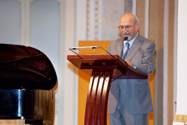 Diego Rodríguez presenta el concierto de Paula Coronas homenaje a la Facultad de Económicas. Teatro María Cristina. Mayo de 2015