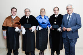 Retrato de grupo previo a la imposición de la Medalla de Oro de la Universidad de Málaga a Adelaida de la Calle. Paraninfo. Mayo de 2016