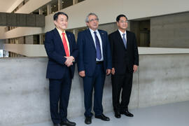Dong Sung Cho, José Ángel Narváez y Hong-Jo Chun. Celebración del décimo Aniversario de la colaboración de la Universidad de Málaga y la Universidad Nacional de Incheon. Complejo de Estudios Sociales y Comercio. Octubre de 2019