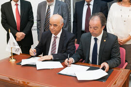 Hamid AL-Haimiy y Pedro Farias en la firma del convenio con la Universidad de Sharjah, Emiratos Árabes. Edificio del Rectorado. Noviembre de 2015