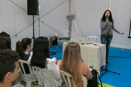 Profesora de Ciencias imparte una charla sobre su titulación. Jornadas de Puertas Abiertas de la Universidad de Málaga. Complejo Polideportivo Universitario. Abril de 2018
