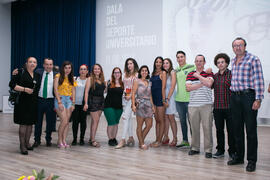 Foto de grupo tras la Gala del Deporte Universitario 2018. Escuela Técnica Superior de Ingeniería de Telecomunicaciones. Junio de 2018