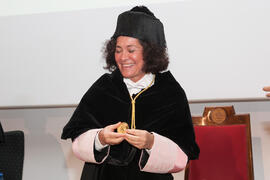 Pilar Aranda en la imposición de la Medalla de Oro de la Universidad de Málaga a la Universidad de Granada. Paraninfo. Diciembre de 2016
