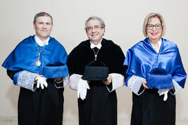 Retrato de Francisco José Palma, José Ángel Narváez y Adelaida de la Calle previo a su imposición de la Medalla de Oro de la Universidad de Málaga. Paraninfo. Mayo de 2016