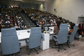 Beatriz Lacomba imparte la ponencia "Prueba para el acceso y admisión a la Universidad". Jornadas de Puertas Abiertas de la Universidad de Málaga. Complejo Polideportivo Universitario. Abril de 2018