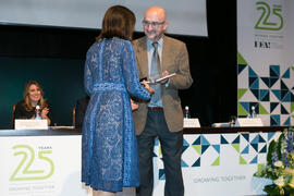 Entrega del galardón conmemorativo a María Jesús Almazor. Acto del 25 Aniversario del Parque Tecnológico de Andalucía. Palacio de Ferias y Congresos de Málaga. Noviembre de 2017