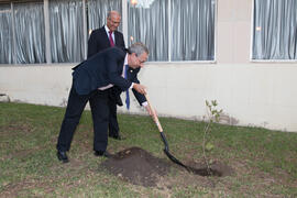 José Pablo Lara y José Ángel Narváez en la presentación del árbol de Hipócrates donado por la isla de Kos. Facultad de Medicina. Octubre de 2017