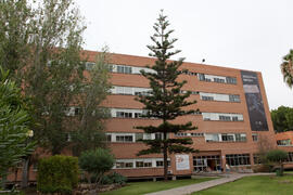 Facultad de Ciencias Económicas y Empresariales con cartel Conmemorativo del 50 Aniversario. Campus de El Ejido. Octubre de 2014