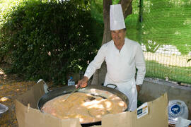 Cristóbal Villar prepara una paella tras la graduación y clausura del curso del Aula de Mayores de la Universidad de Málaga. Campus de Teatinos. Junio de 2018