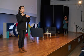 Intérprete de signos. Conferencia "Dialogando" con Raquel Haro. Facultad de Psicología y Logopedia de la Universidad de Málaga. Febrero de 2022