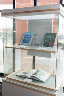 Exposición bibliográfica "La Biblioteca Universitaria y el Turismo Sostenible en Málaga". Biblioteca General. Abril de 2017