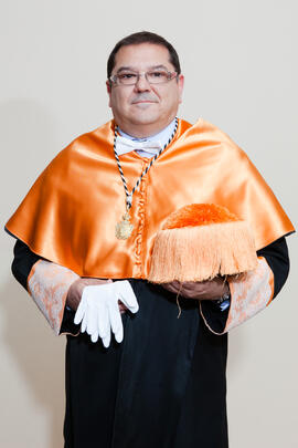 Retrato previo a la imposición de la Medalla de Oro de la Universidad de Málaga a Adelaida de la Calle Martín. Paraninfo. Mayo de 2016