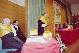 Investidura como Doctor "Honoris Causa" de D. Andrew Victor Schally por la Universidad de Málaga. Salón de Actos del Rectorado. Octubre de 2002