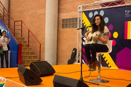 Concierto del III Certamen de Cantautores Destino UMA. Jornadas de Puertas Abiertas de la Universidad de Málaga. Complejo Polideportivo Universitario. Abril de 2015