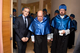 Miguel Porras y Manuel Marí con Antonio García-Bellido en su investidura como Doctor "Honoris Causa" por la Facultad de Ciencias de la Universidad de Málaga. Rectorado. Marzo de 2015