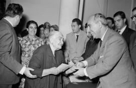 Málaga. Ramón Castilla Pérez en la entrega de paga a los pensionistas en la Jefatura del Movimiento. Junio de 1963